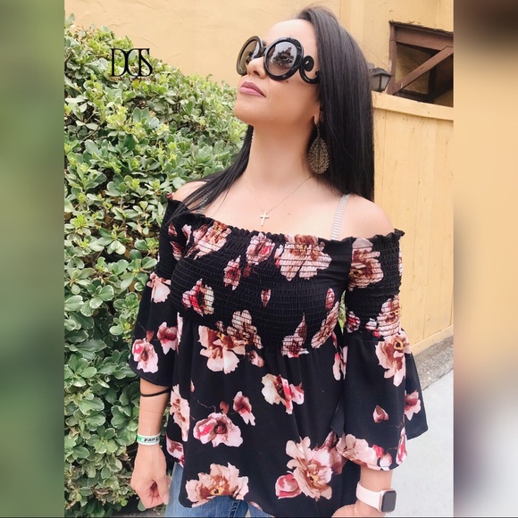 5 ⭐️ Flower Power - Smocked Top Blouse - Picture 2 of 8